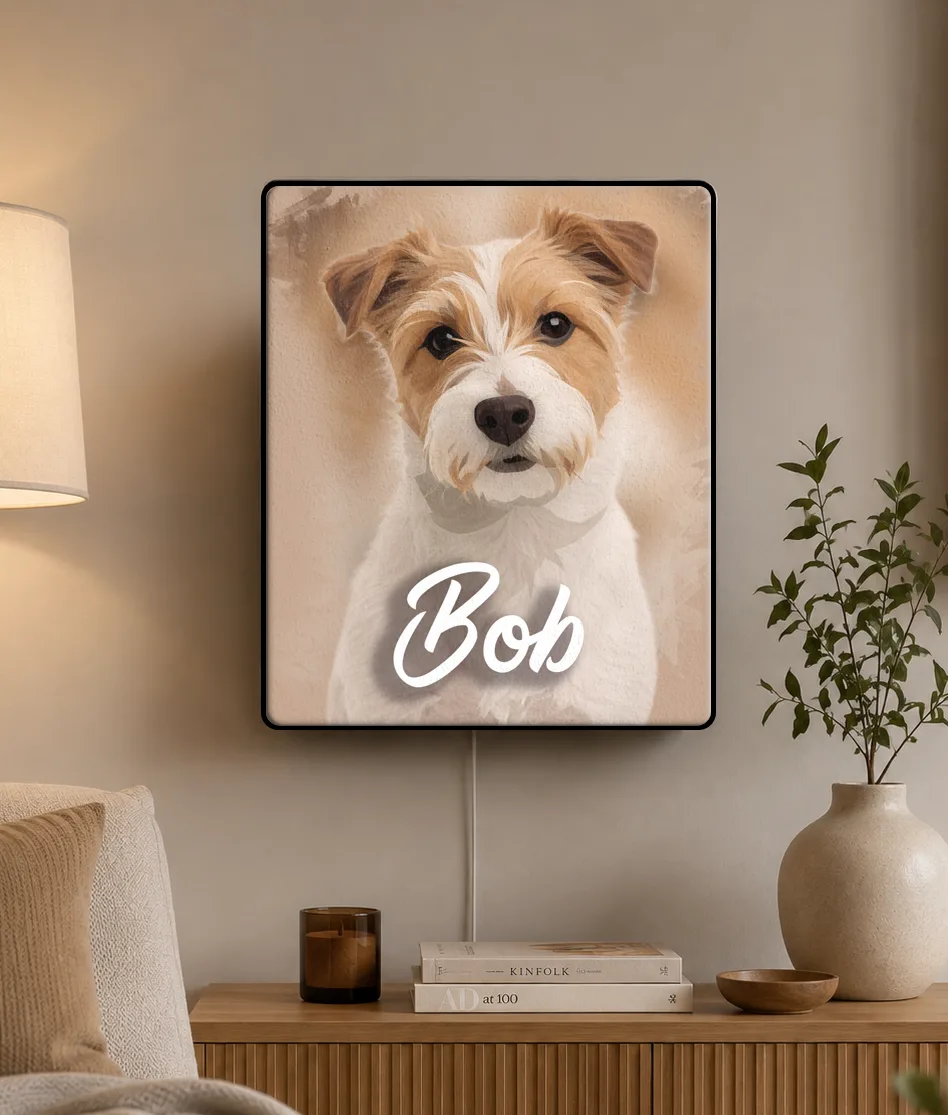 Bob the dog in the "Painting" style, illustrated with soft colors and large brushstrokes. The motif is mounted on the front of a speaker, which hangs on the wall above a piece of furniture in a brown-beige-colored living room.